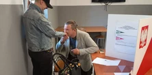 Nietypowa sytuacja w lokalu wyborczym. Nagle mężczyzna padł na kolana