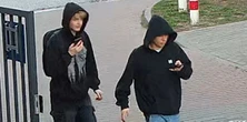 Dwóch chłopaków wyrządziło straszną podłość. Jeden skruszony zgłosił się teraz z mamą na policję