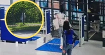 Wyniosła ze sklepu części rowerowe. Uciekając przed policją, udawała drzewo
