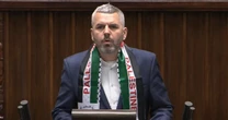 Poseł Razem wyszedł na mównicę. Pojawił się z szalikiem i skrytykował Radosława Sikorskiego
