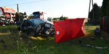 Stracił panowanie nad pojazdem i uderzył w ogrodzenie. Trzy osoby ranne, jedna nie żyje