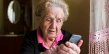 Seniorka niemal padła ofiarą oszustów. Dzięki taksówkarzowi nie straciła oszczędności