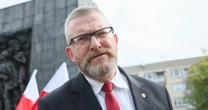 Grzegorz Braun gra na opóźnianie śledztwa. To wtedy do sądu może trafić akt oskarżenia