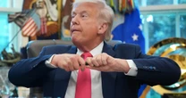 Cios za ciosem. Donald Trump sam sypie piasek w tryby amerykańskiej gospodarki. "Wyciska z niej życie"