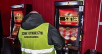 Służby rozbiły grupę organizującą nielegalny hazard. Zabezpieczyły dziesiątki automatów