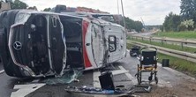 Karetka jechała na sygnale. Nagle wjechała w nią osobówka. W środku było małe dziecko