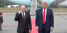 Państwowe dokumenty ze spotkania na Alasce zostawione w hotelowej drukarce. Putin nazwany "jego ekscelencją"