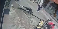 Niefortunny wypadek. Lampa uliczna runęła na przechodnia. Wszystko uchwyciły kamery