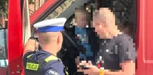 Policja zatrzymała czerwonego busa do kontroli. "Nie mogli wyjść ze zdziwienia"