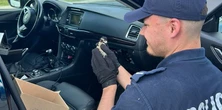 Maleństwo ukryło się pod maską. Policjanci zareagowali błyskawicznie