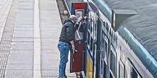 Agresor na peronie SKM. Nie miał litości dla kierowniczki pociągu, bił pięścią w szybę i sparaliżował ruch