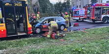 Koszmarny wypadek w Warszawie. Auto osobowe wbiło się w przód autobusu. Jest nagranie