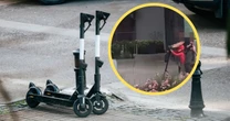 On bez, a dzieci w za dużych kaskach. Tak pędzili hulajnogą przez miasto
