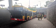 Autobus taranował auta, potem wjechał do przejścia podziemnego. Kierowca mówił o awarii