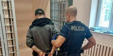 33-latek stracił przytomność na stacji paliw. Gdy się ocknął, zaatakował ratowników