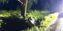 Wypadek nastolatków w Grojcu. Samochód wypadł z drogi i dachował