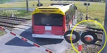 O krok od tragedii w Inowrocławiu. Autobus utknął na torach między rogatkami