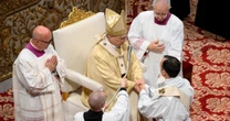 Papież wyświęcił nowych księży. Wśród nich są menadżer firmy i włoski oficer