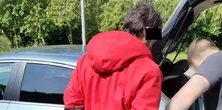Miał cztery noże. Jednym z nich próbował zabić obrońcę kobiety, którą obrażał