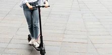 Ta hulajnoga elektryczna ma podwójny silnik 1000 W i zapewnia zasięg do nawet 85 km