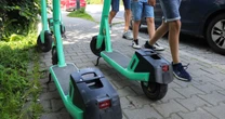 Nastolatek na hulajnodze potrącony w Piasecznie. Nagranie i apel policji