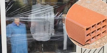 Senior z cegłą w ręku demolował Warkę. Tłumaczenie szokuje absurdem