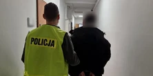 15-latek schował alkohol w spodnie. Zraniona pracownica zgłosiła sprawę na policję