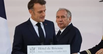 Rząd Francji na skraju upadku. Premier sam podcina gałąź, na której siedzi. Emmanuel Macron ma teraz trzy wyjścia