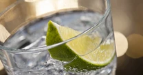 Od wyciskania cytrusów nabawił się "limonkowej choroby". Goiła się miesiącami