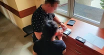 Pijana zajmowała się dzieckiem. Zaatakowała policjanta puszką piwa