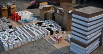 Niecodzienny "bufet" w garażu. Kartony po pizzy pełne papierosów i setki litrów alkoholu
