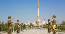"Wrota do piekła" i księżycowe krajobrazy. Turkmenistan po latach izolacji otwiera się na turystów. "Jedno z najdziwniejszych miejsc, jakie odwiedziłam"