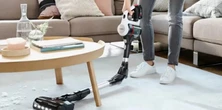 Ten bezprzewodowy odkurzacz ma potężną moc i zginaną rurę. Wybawienie dla seniora!
