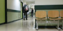 Całował dziewczynkę po szyi, a matce groził. Lekarz z zarzutami