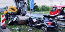 Tragedia na A4 w Mysłowicach. Volkswagen wbił się w koparkę. Są ofiary