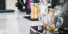 Tańsze automatyczne ekspresy znanych marek. Model DeLonghi zachwyca!