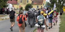 Nie uwierzysz, czego nie wolno robić na pielgrzymce. Ksiądz kierownik cofnie do domu