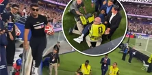 Niebezpieczny incydent podczas mundialu. Kibic zabrał piłkę i wyskoczył z trybuny [WIDEO]
