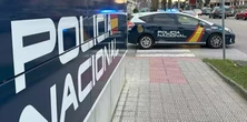 Technicy w białych kombinezonach na ulicy. Krwawy atak w popularnym kurorcie