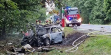 Tragiczny poranek pod Oleśnicą. Samochód roztrzaskał się o przystanek