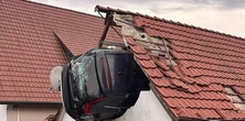 Koszmar w ogrodzie. Auto staranowało dziecko na trampolinie i przebiło dach stodoły
