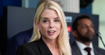 To do niej prezes TK wysłał donos na polski rząd. Pam Bondi jest "wojowniczką" Donalda Trumpa