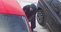 Policja szuka sprawcy zuchwałej kradzieży. Złodziej wykorzystał moment nieuwagi