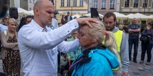"Apostoł Tomasz" uzdrawiał w Poznaniu. "Po cudzie mogę zginać rękę"