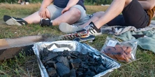 Gdzie wyrzucić aluminiową tackę po grillu? Mnóstwo Polaków robi to źle