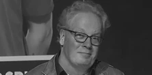 Tragedia na meczu! Znany spiker osunął się na ziemię i zmarł