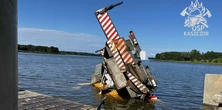 48-tonowy kolos runął do jeziora! Operator podjął decyzję sekundę przed tragedią