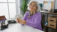 Najnowsze dane GUS ujawnione. Jak wpłyną na podwyżki rent i emerytur w 2026 roku? [PRZYKŁADY WYLICZEŃ]