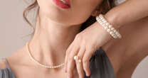 Biżuteria z pereł jest ponadczasowa i pasuje każdej kobiecie. Idealna na Dzień Matki