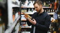 O której godzinie i w który dzień tygodnia Polacy kupują najczęściej alkohol? Zaskakujące dane z paragonów